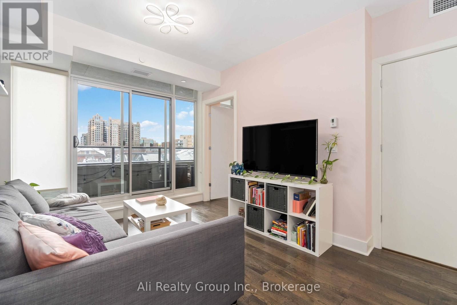 410 - 255 Bay Street