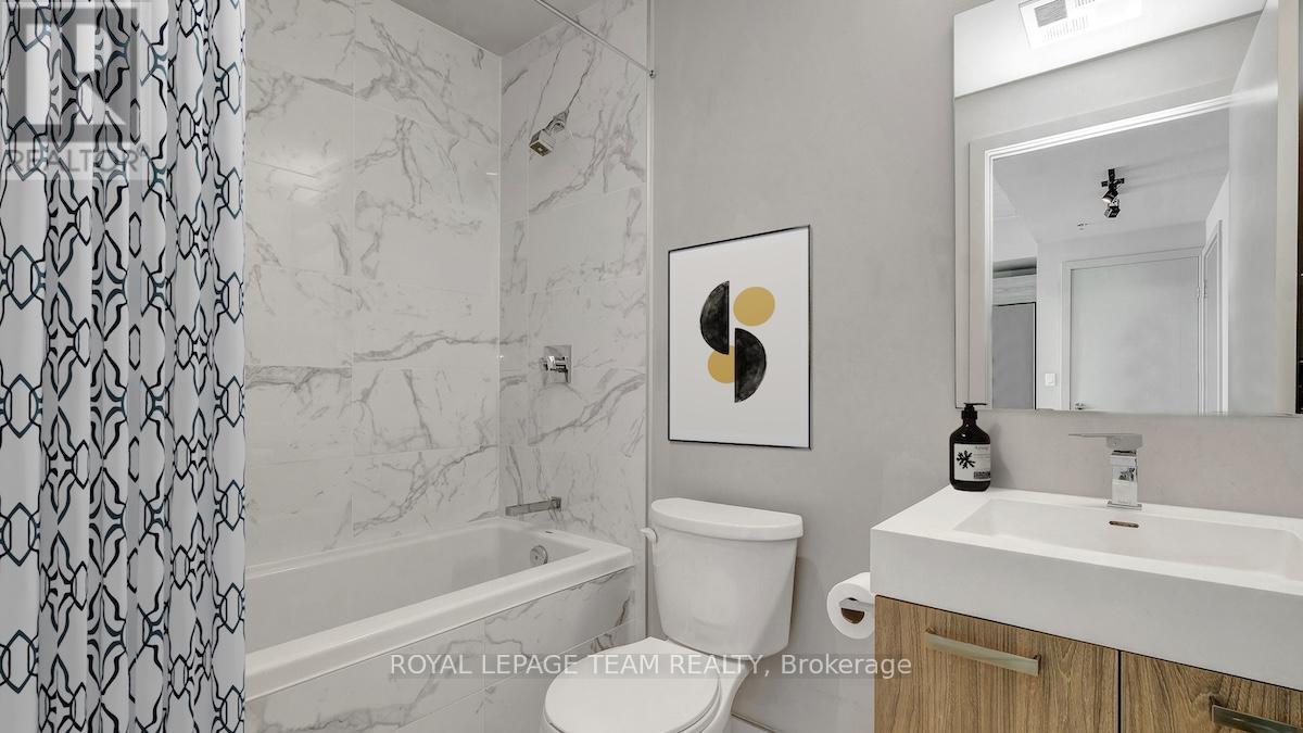 1206 - 203 Catherine Street