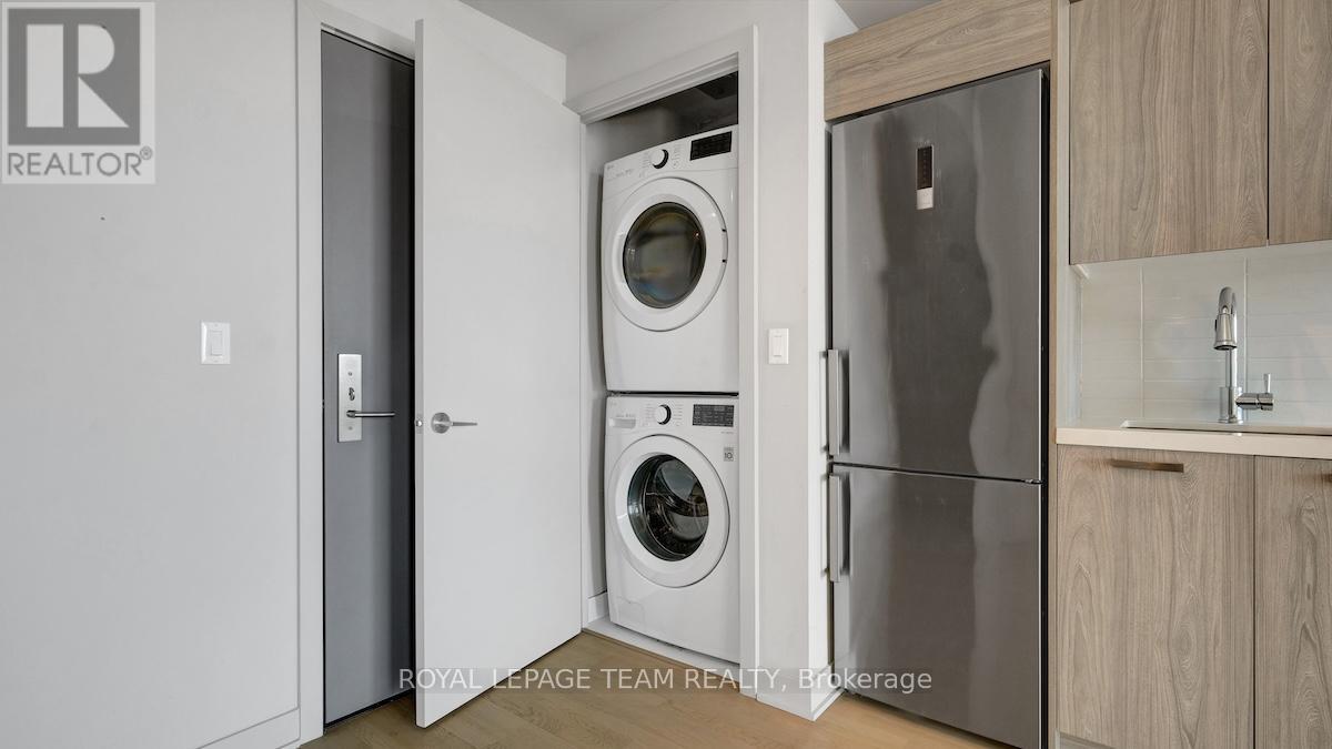 1206 - 203 Catherine Street