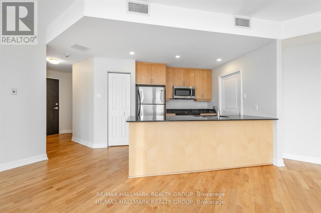 702 - 1227 Wellington Street W