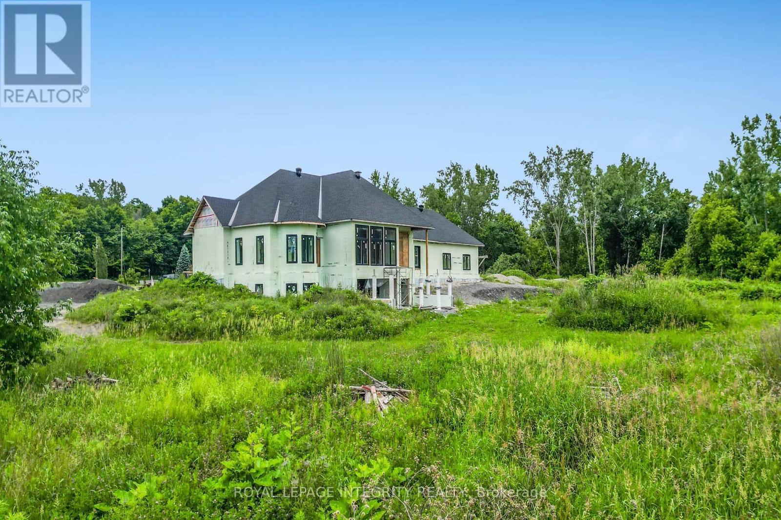 1695 Old Montreal Road