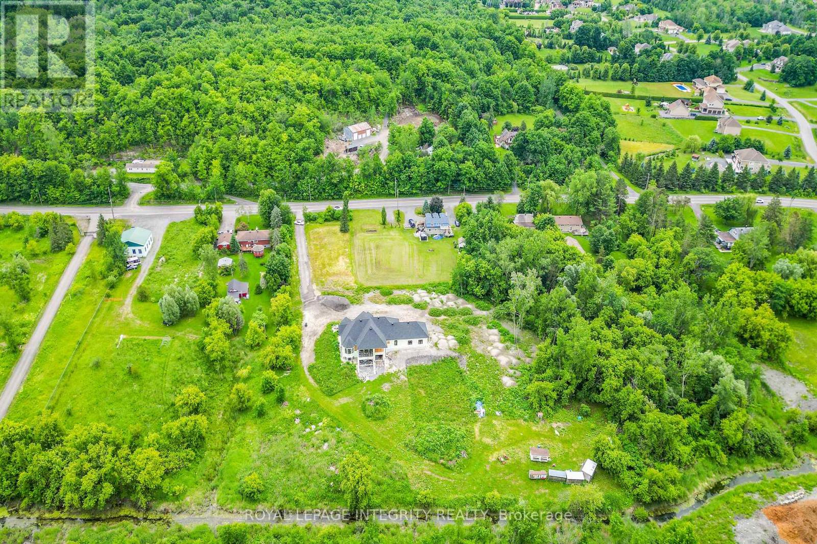 1695 Old Montreal Road