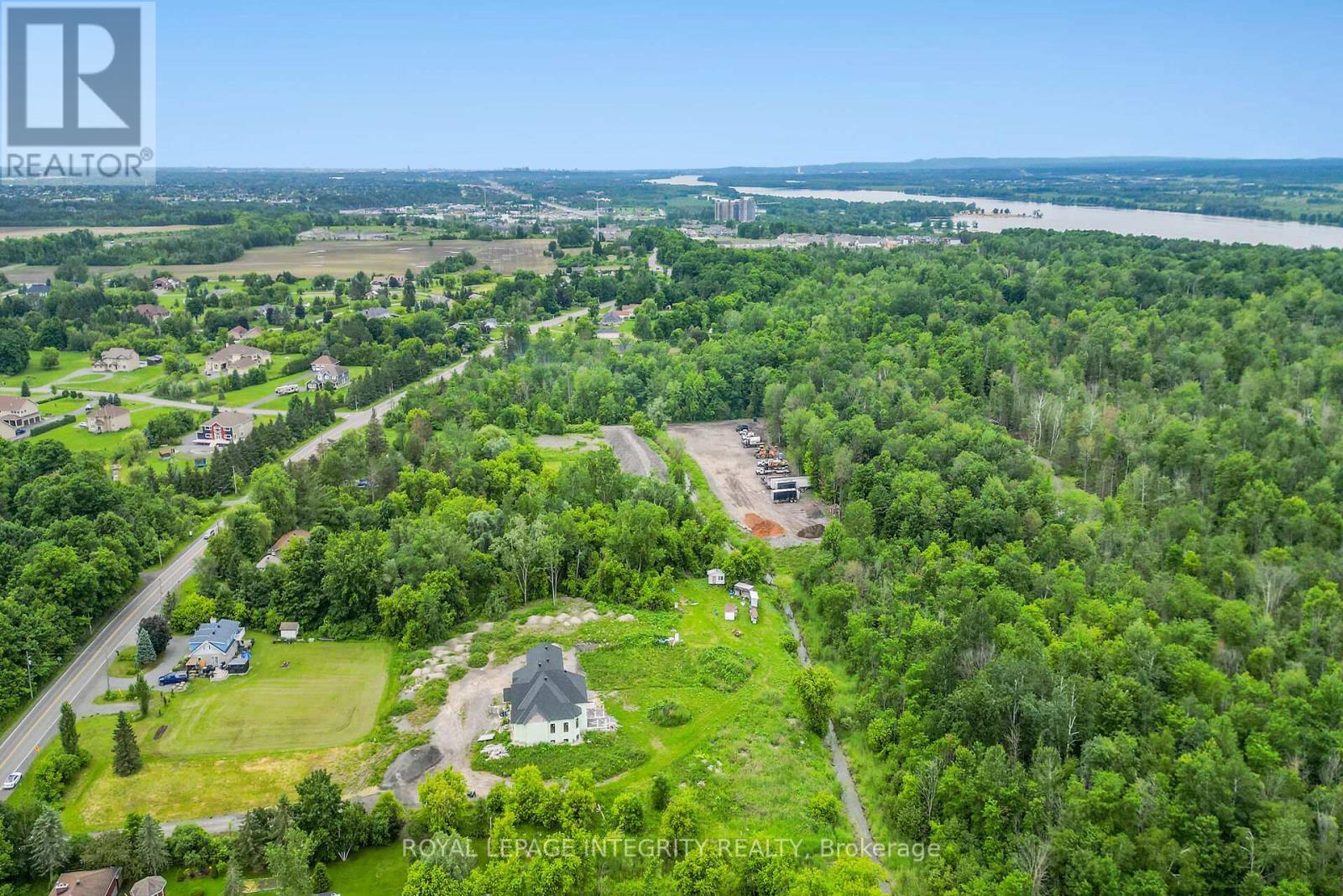 1695 Old Montreal Road