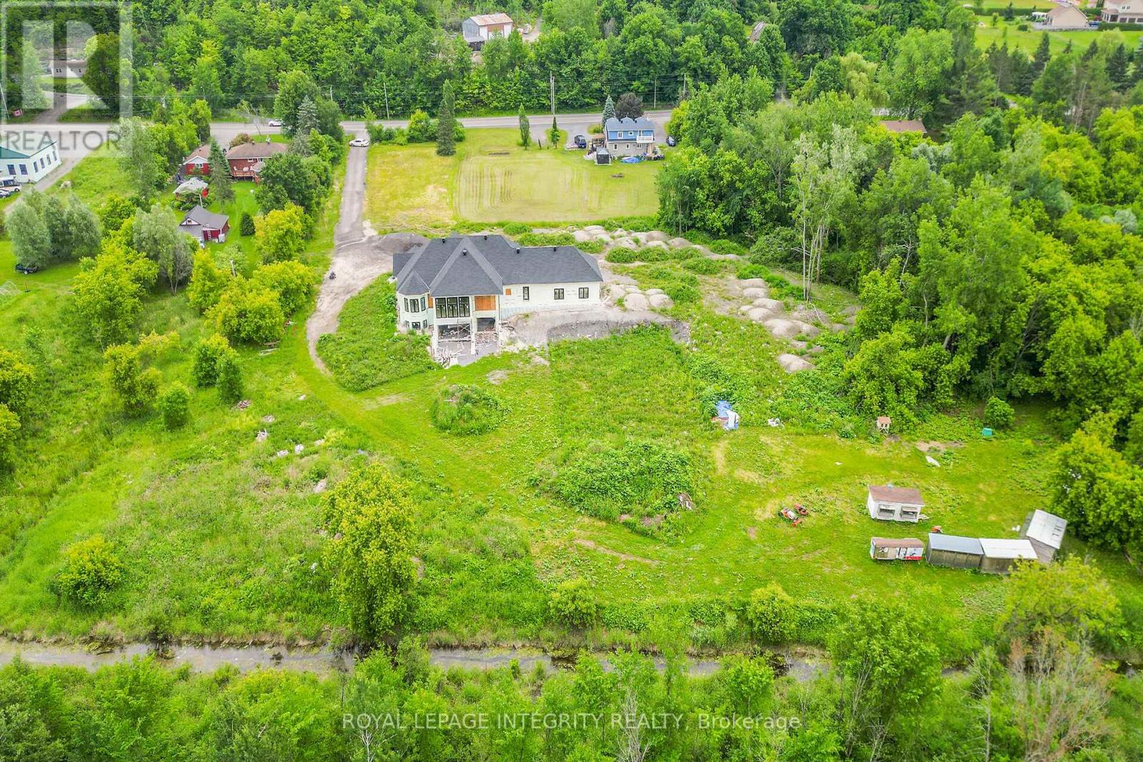 1695 Old Montreal Road