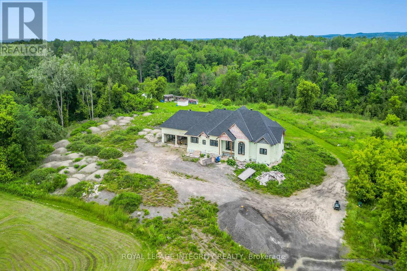 1695 Old Montreal Road