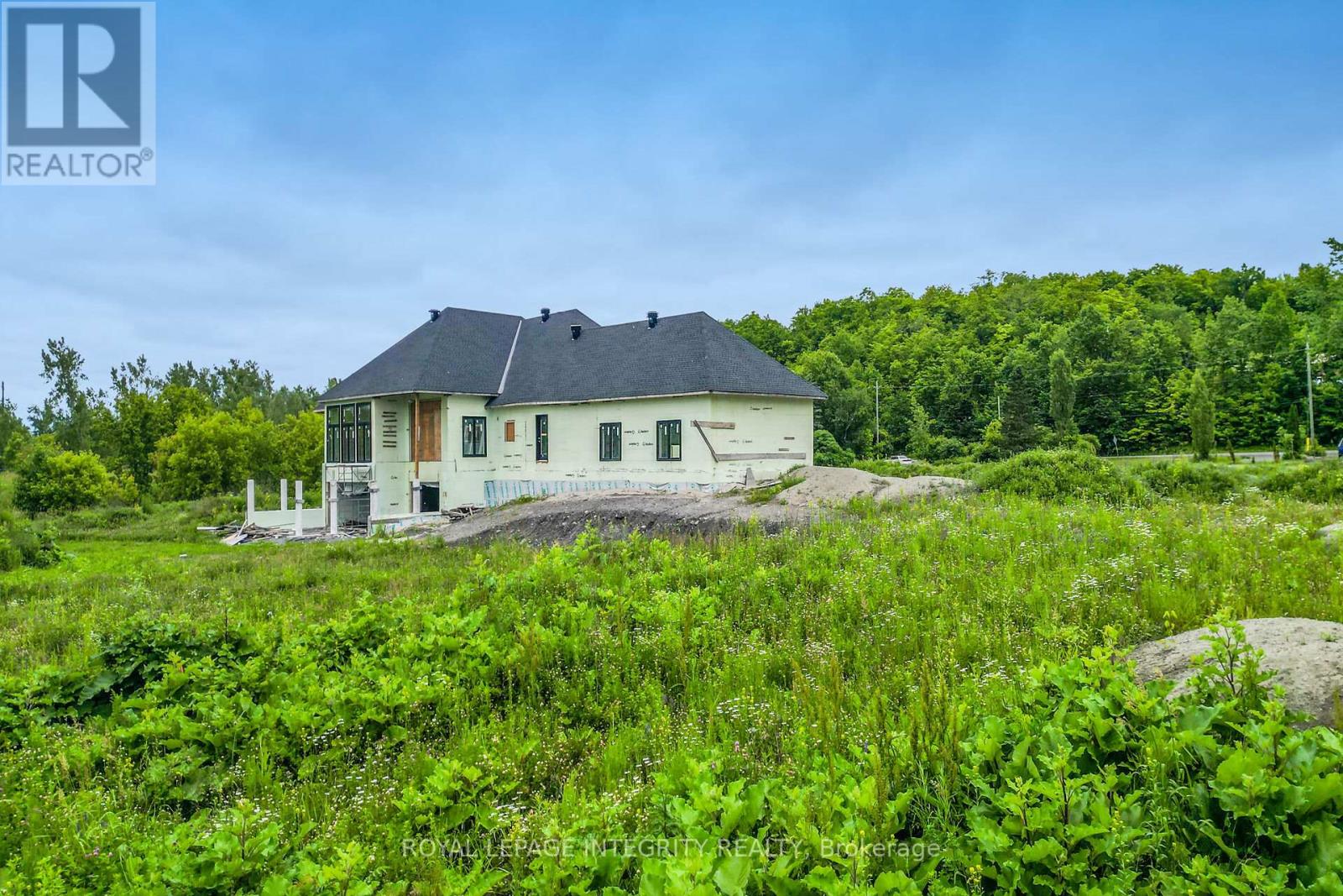 1695 Old Montreal Road