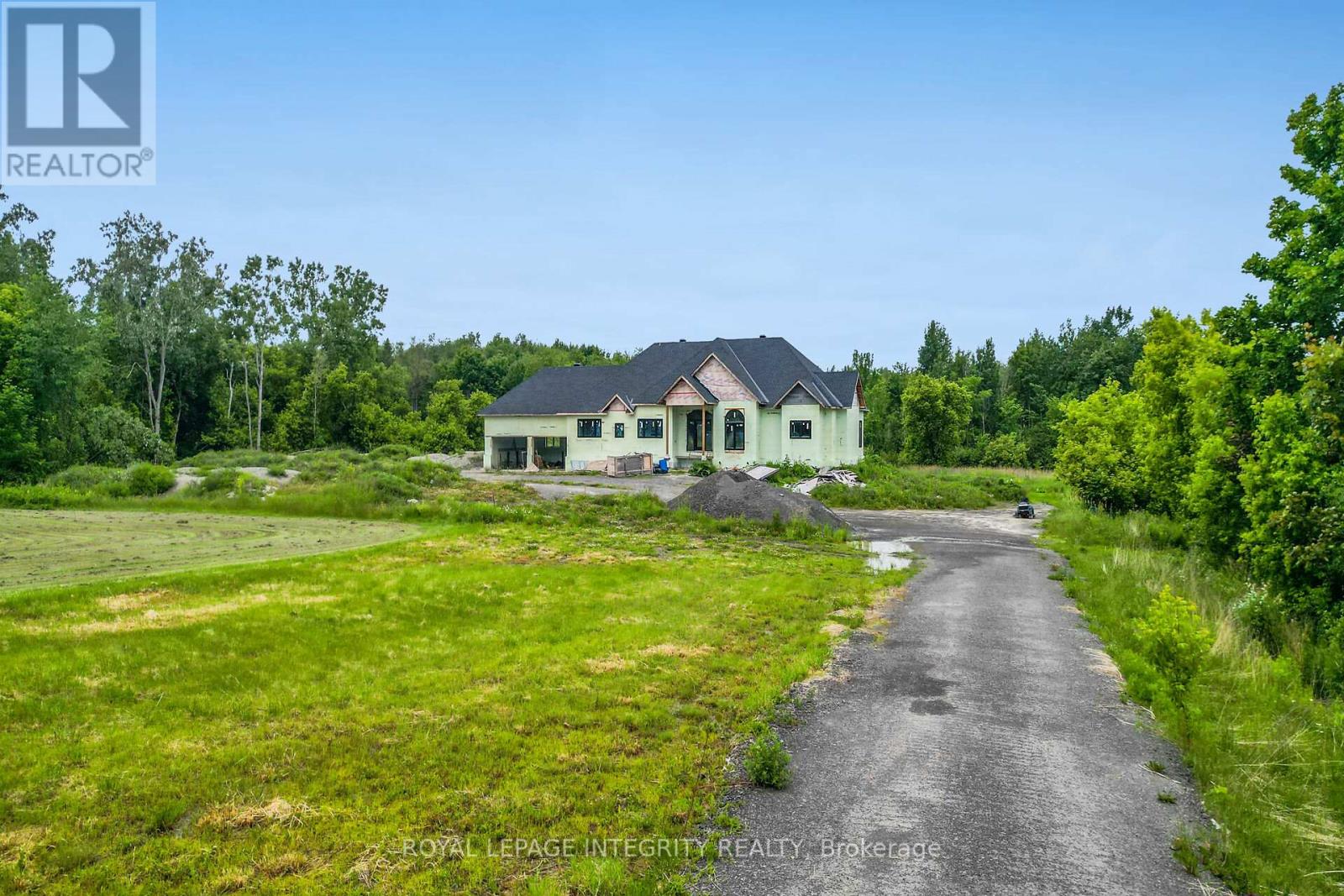 1695 Old Montreal Road