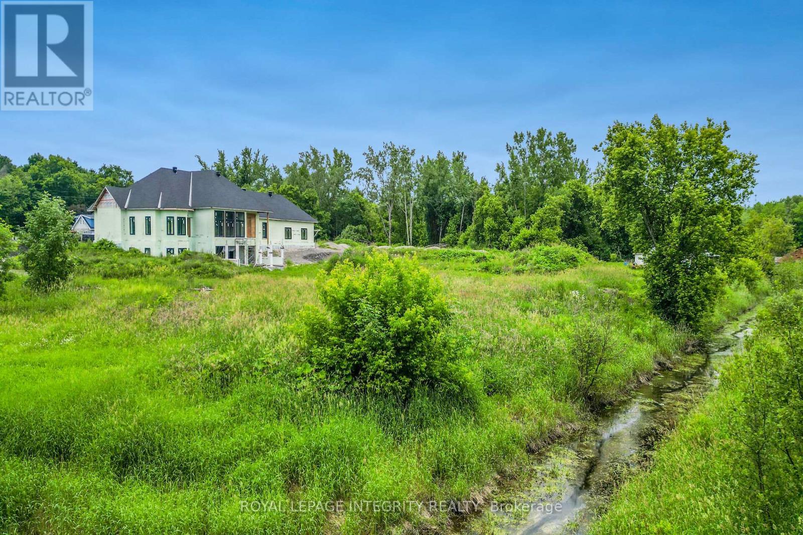 1695 Old Montreal Road