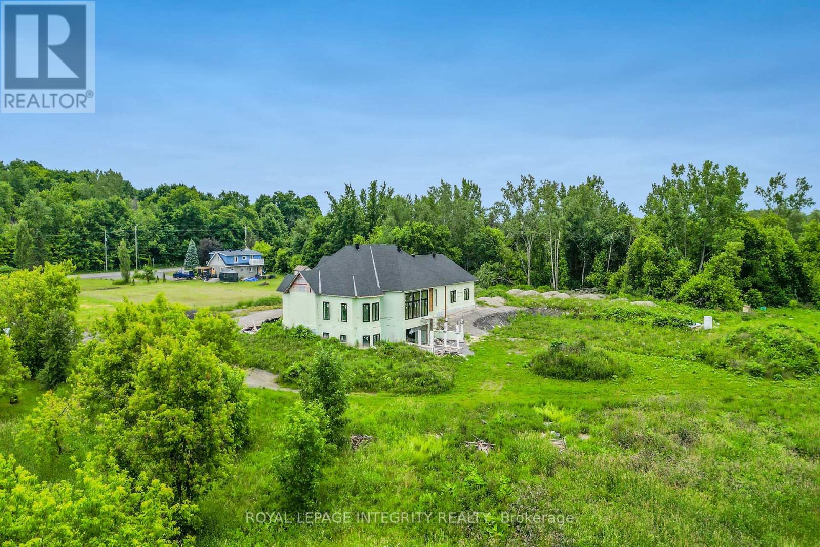 1695 Old Montreal Road