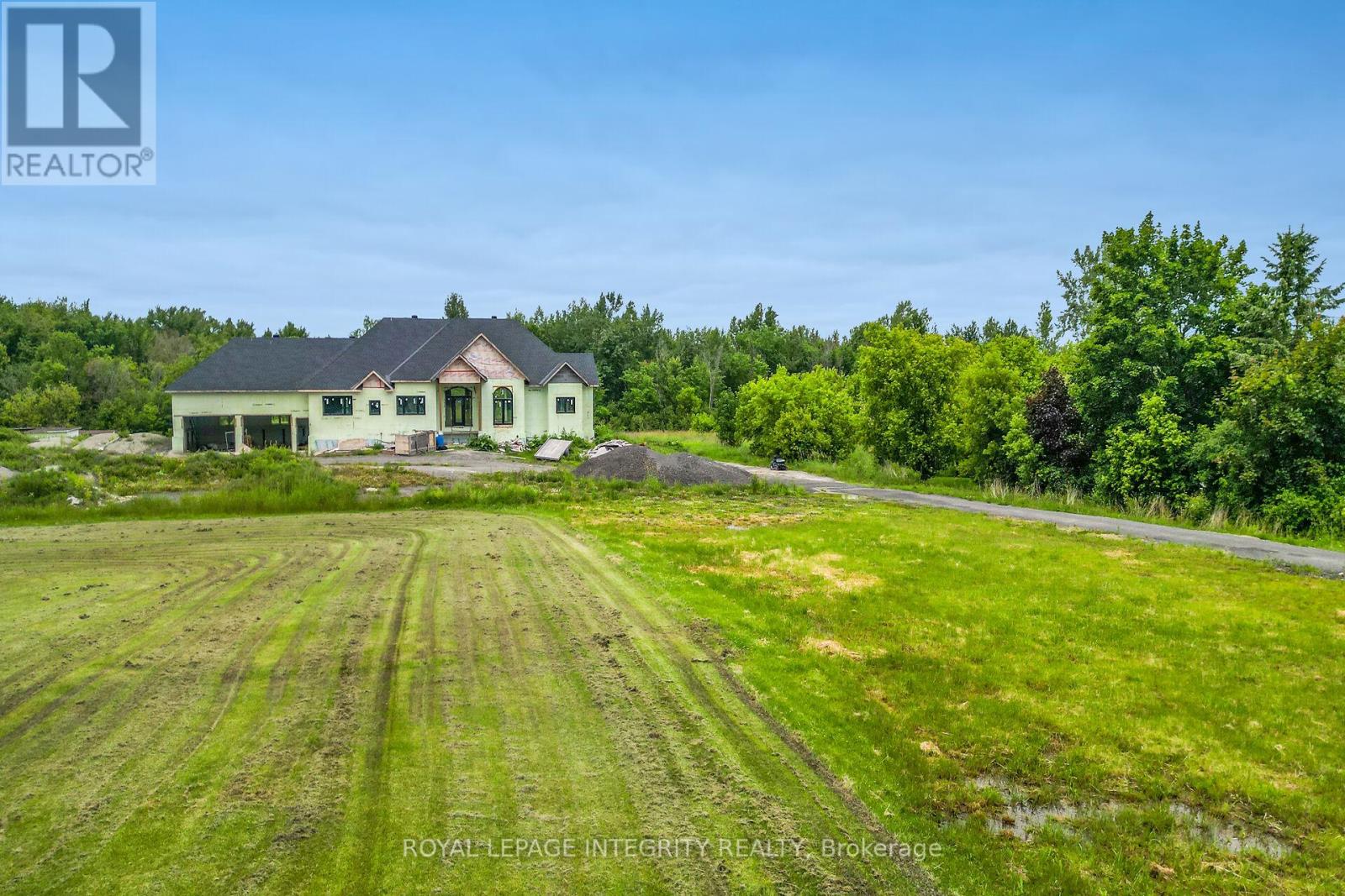 1695 Old Montreal Road