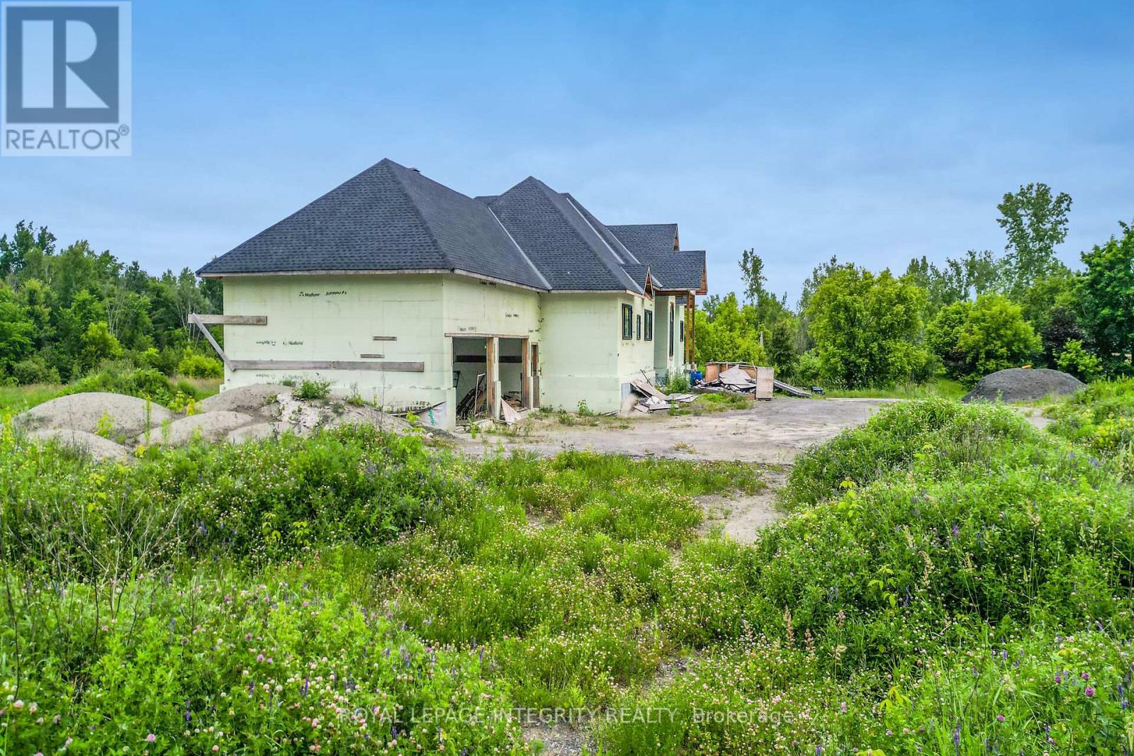 1695 Old Montreal Road