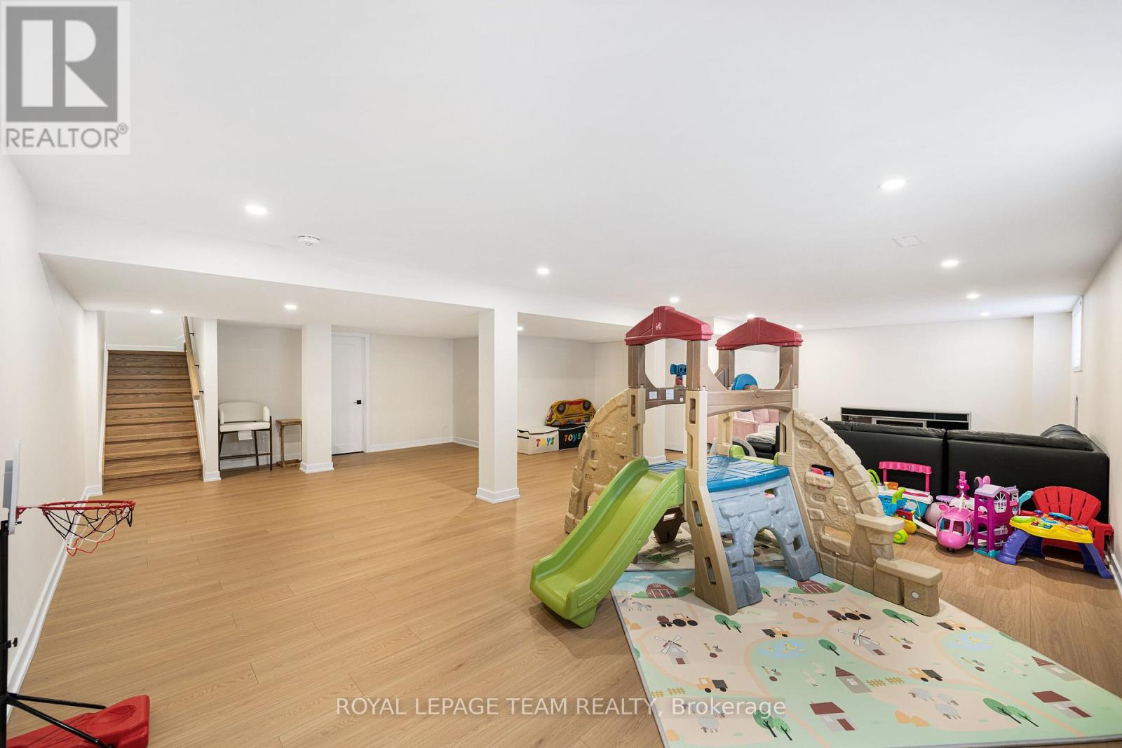 649 Bridgeport Avenue