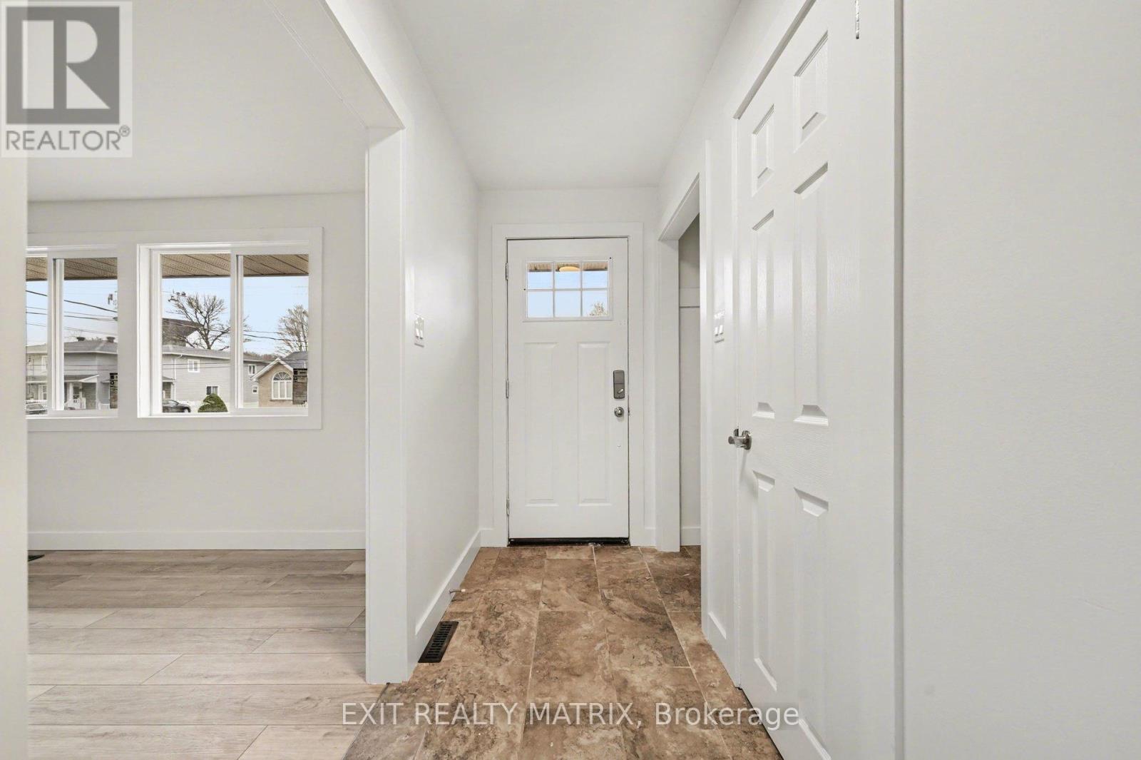 1740 Saint-laurent Street