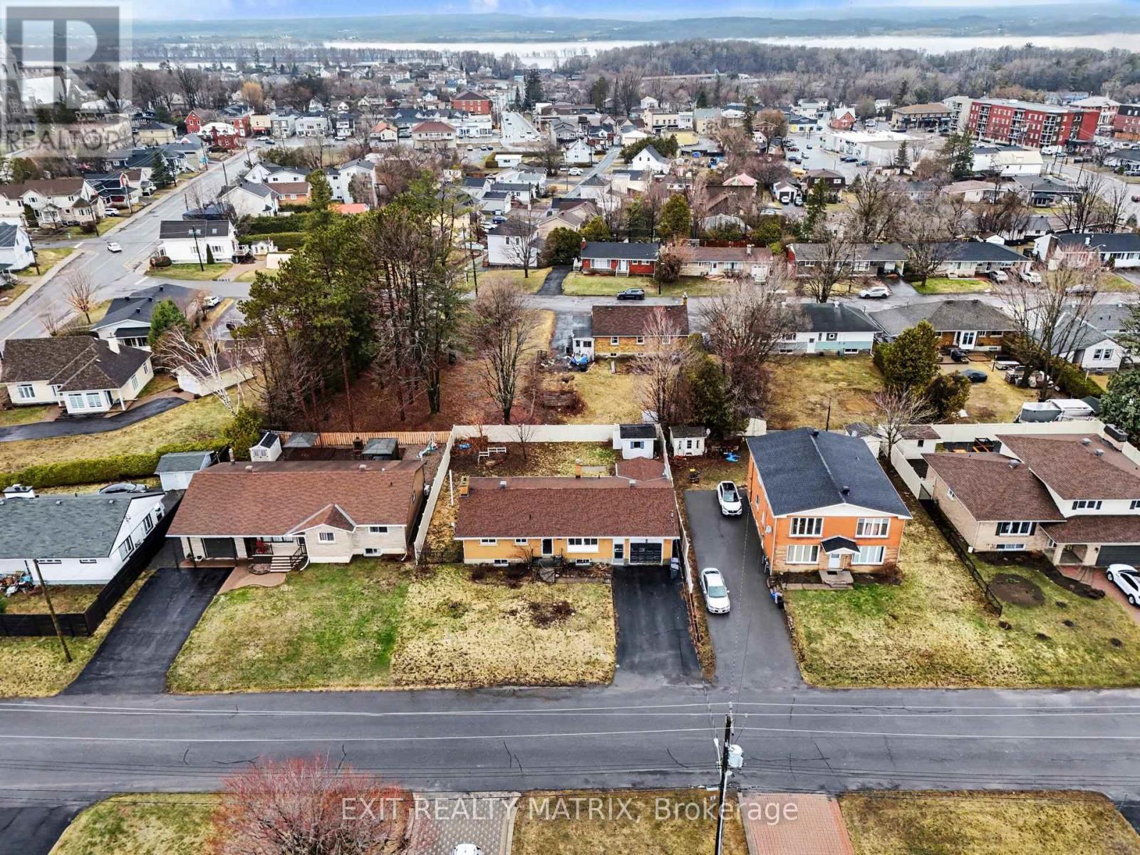 1740 Saint-laurent Street