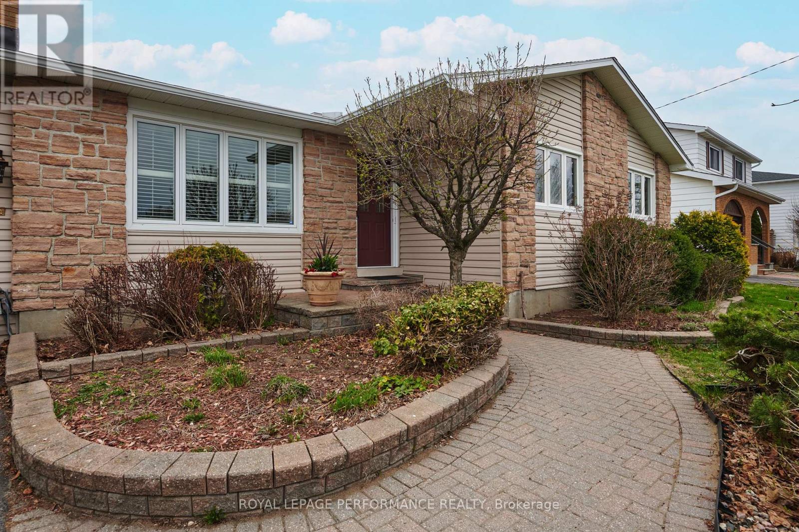 401 Phoenix Crescent