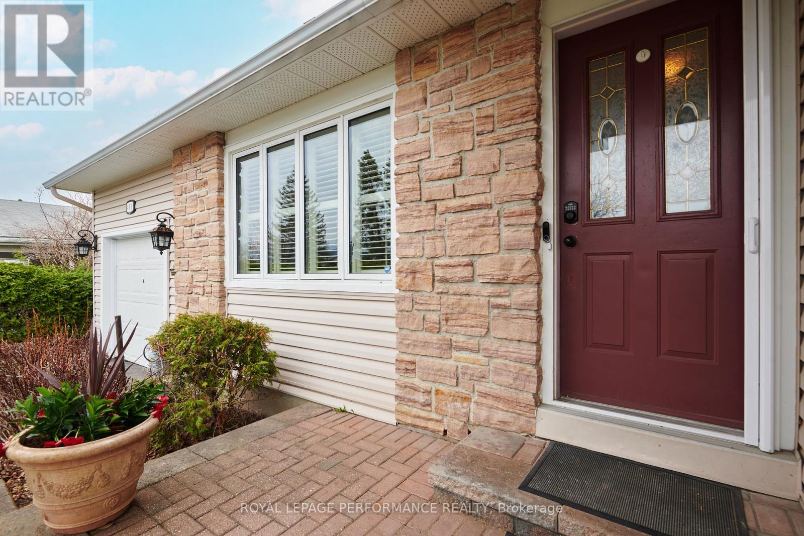 401 Phoenix Crescent