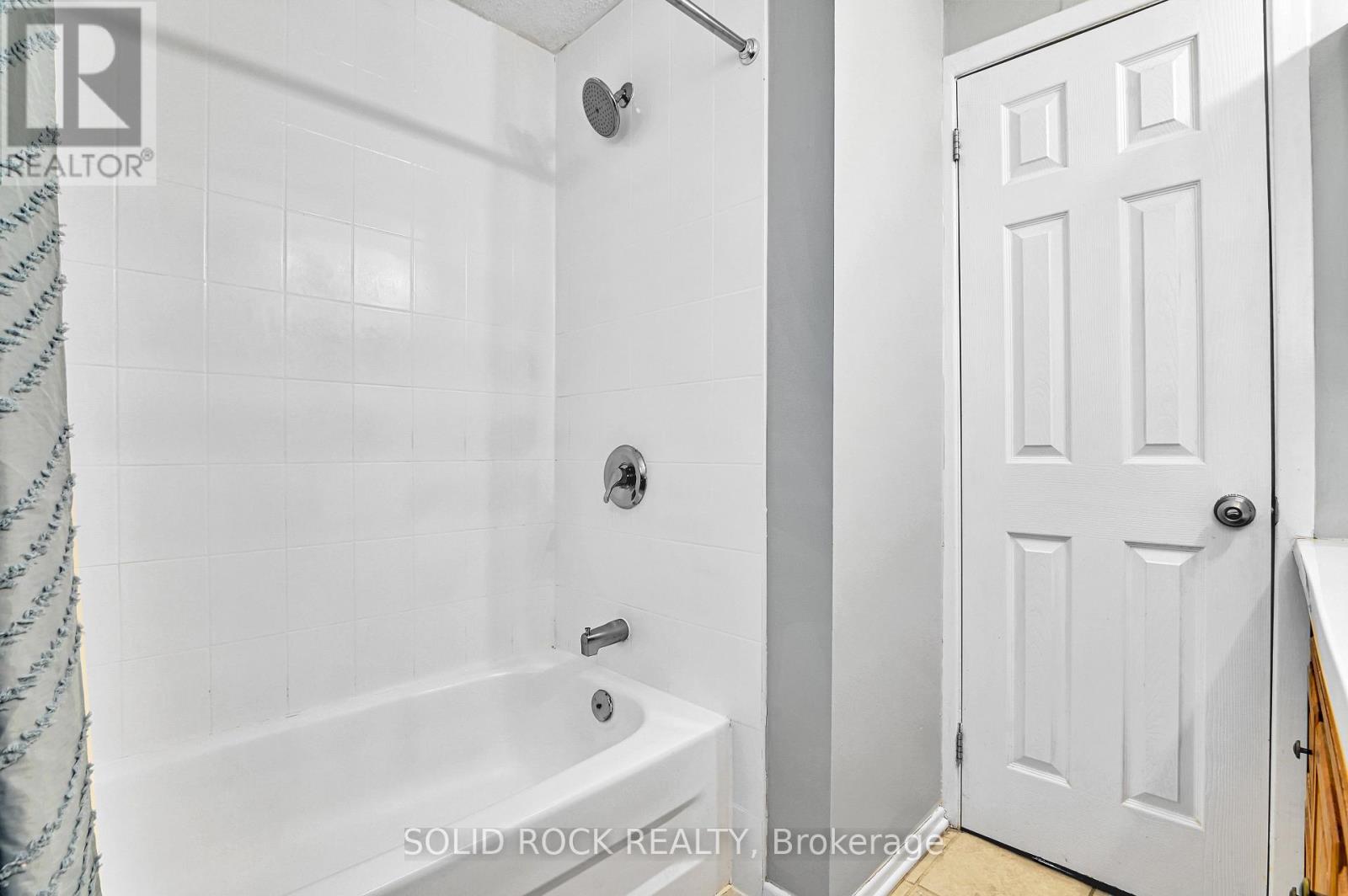 137 - 3915b Old Richmond Road