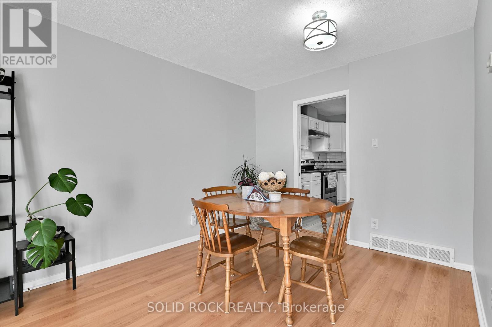 137 - 3915b Old Richmond Road