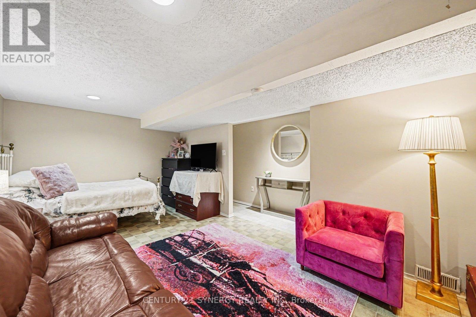 2428 Blackstone Crescent