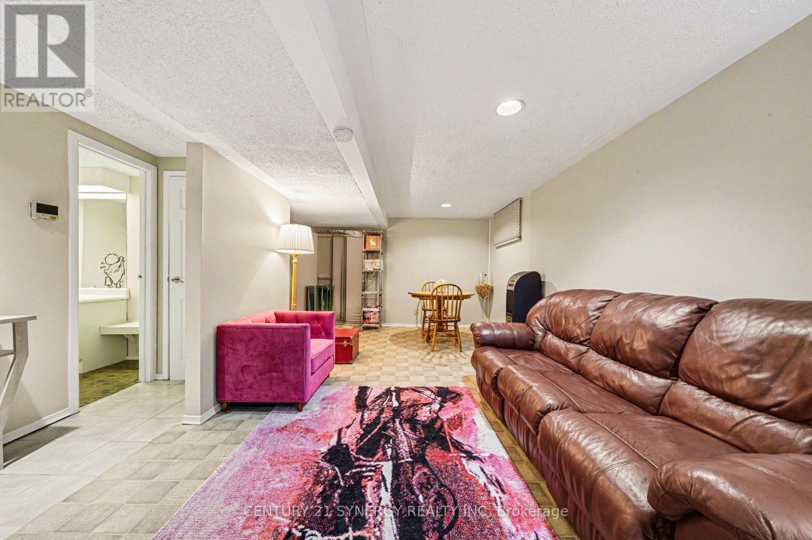 2428 Blackstone Crescent