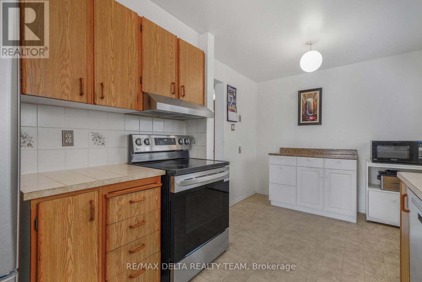 6043 Valley Field Crescent