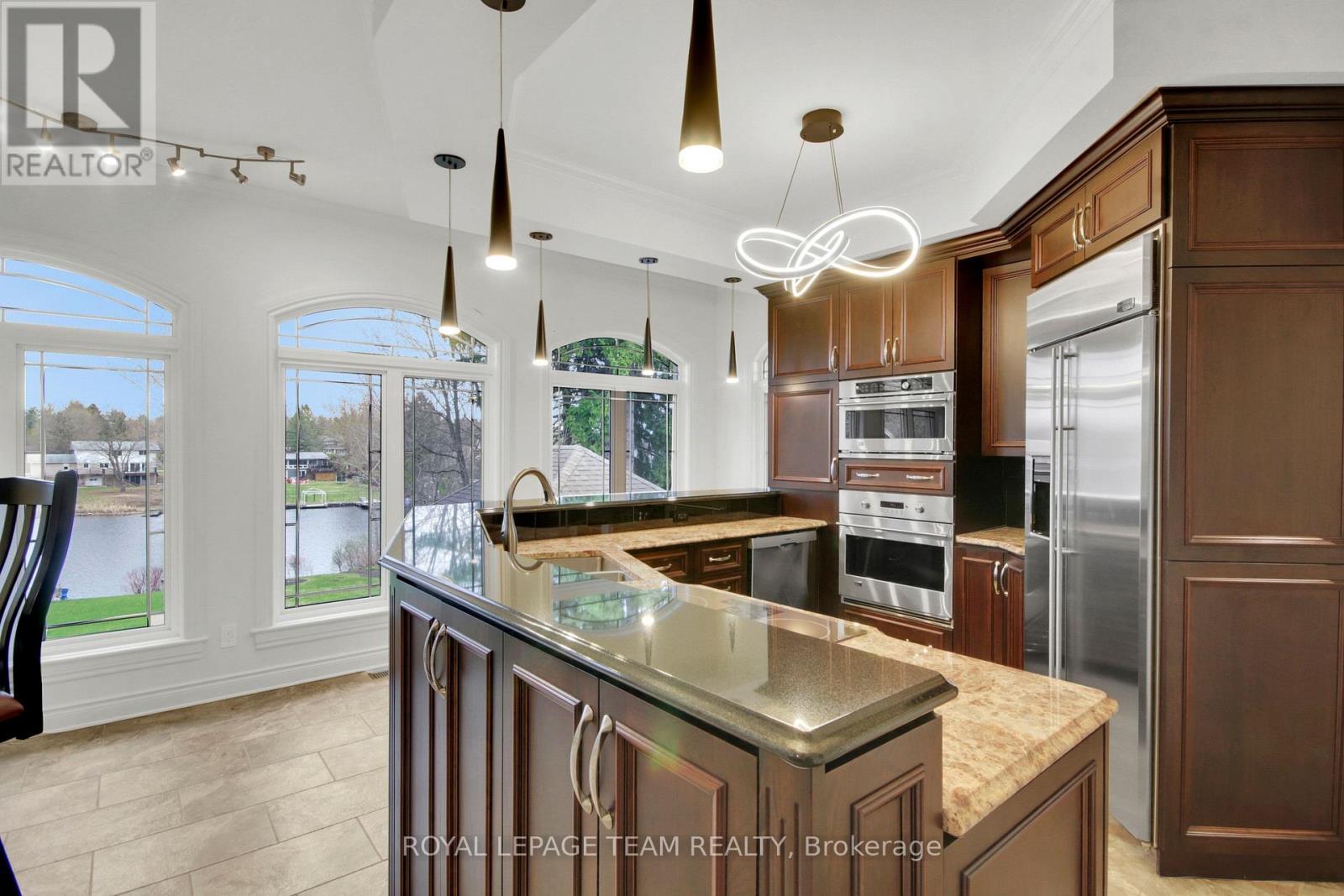 5591 Manotick Main Street