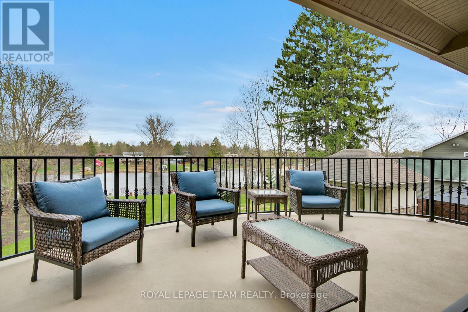 5591 Manotick Main Street