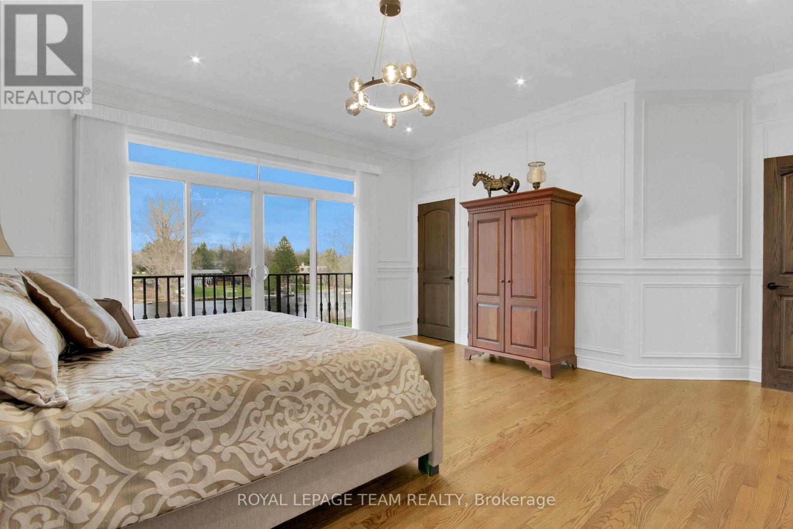 5591 Manotick Main Street