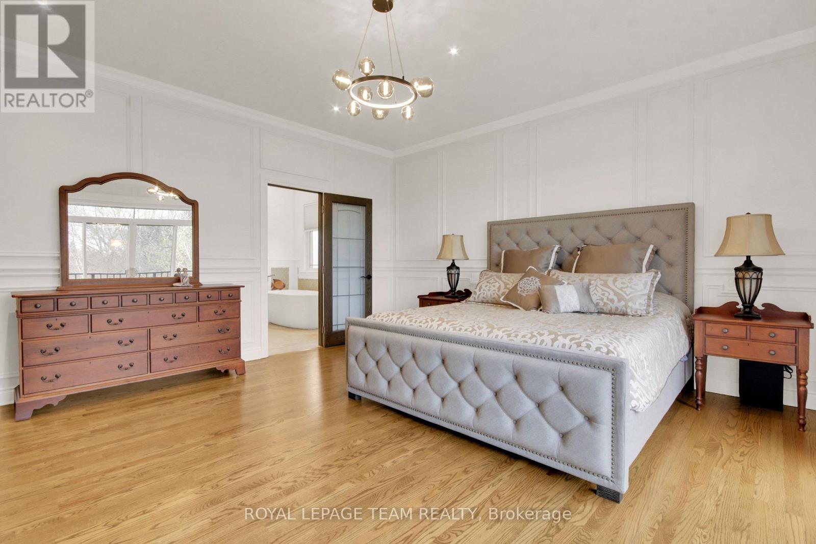5591 Manotick Main Street
