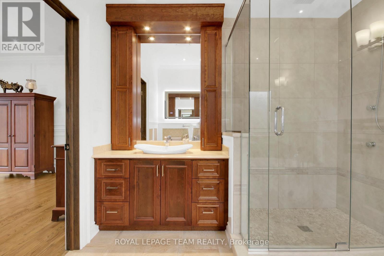 5591 Manotick Main Street