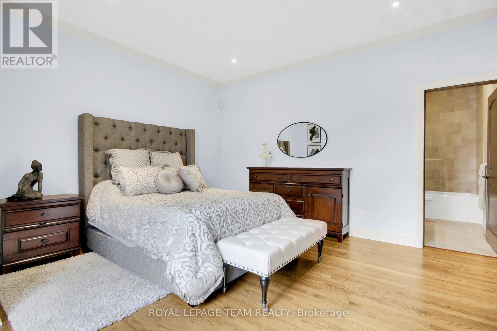 5591 Manotick Main Street