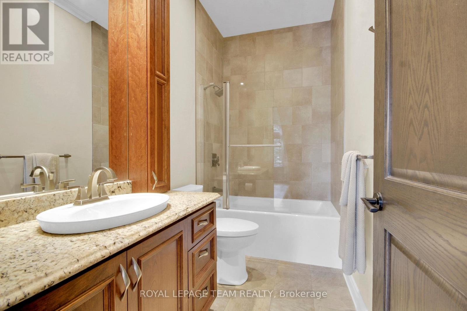5591 Manotick Main Street