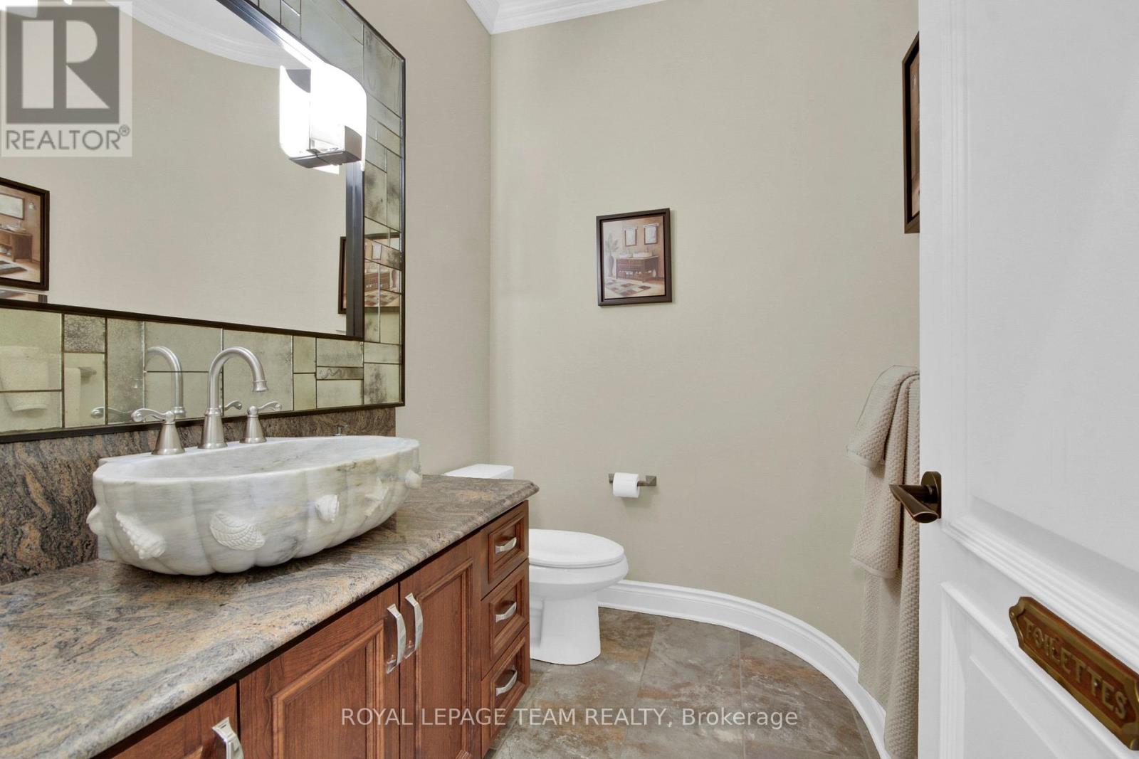 5591 Manotick Main Street