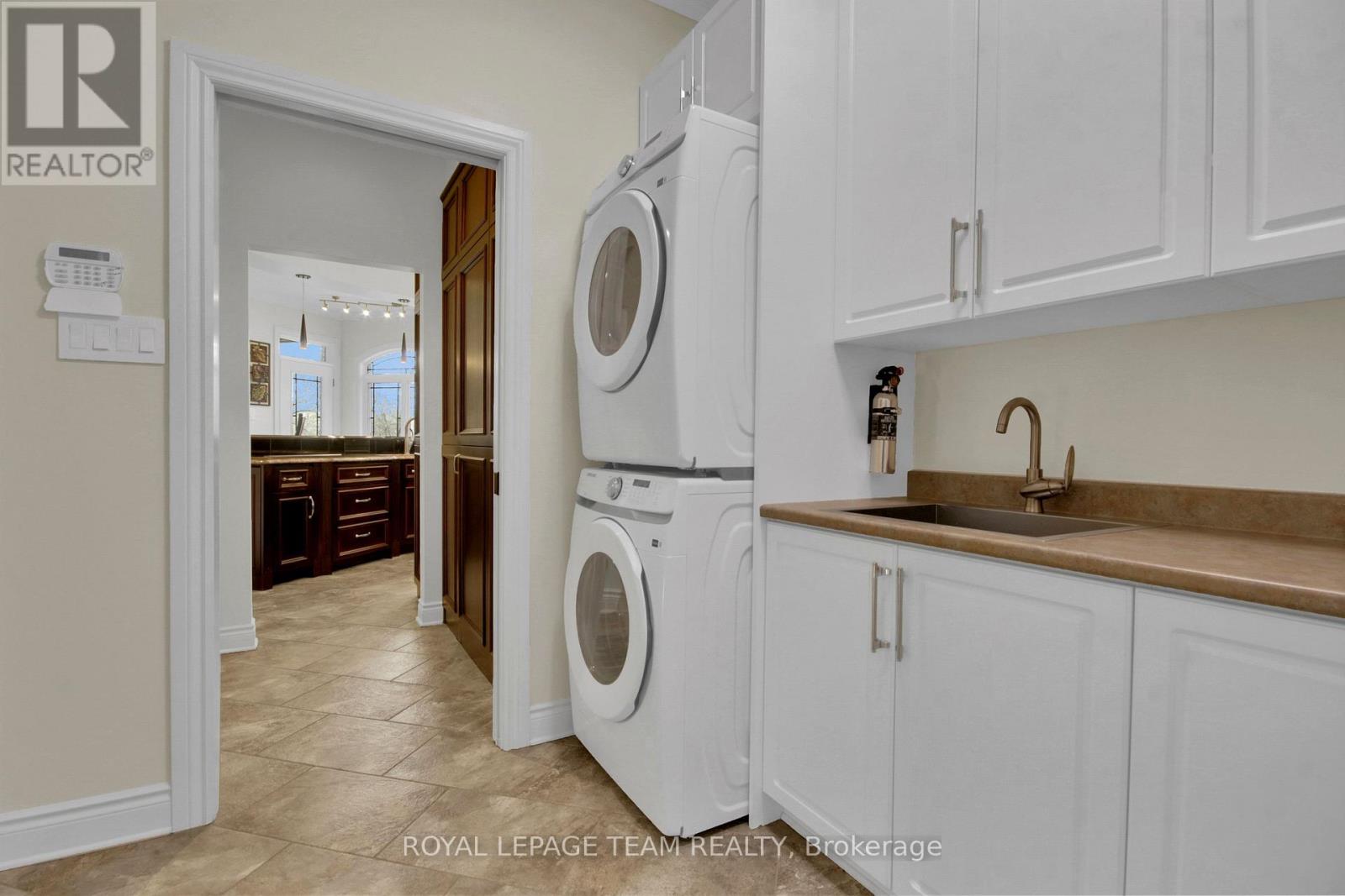 5591 Manotick Main Street