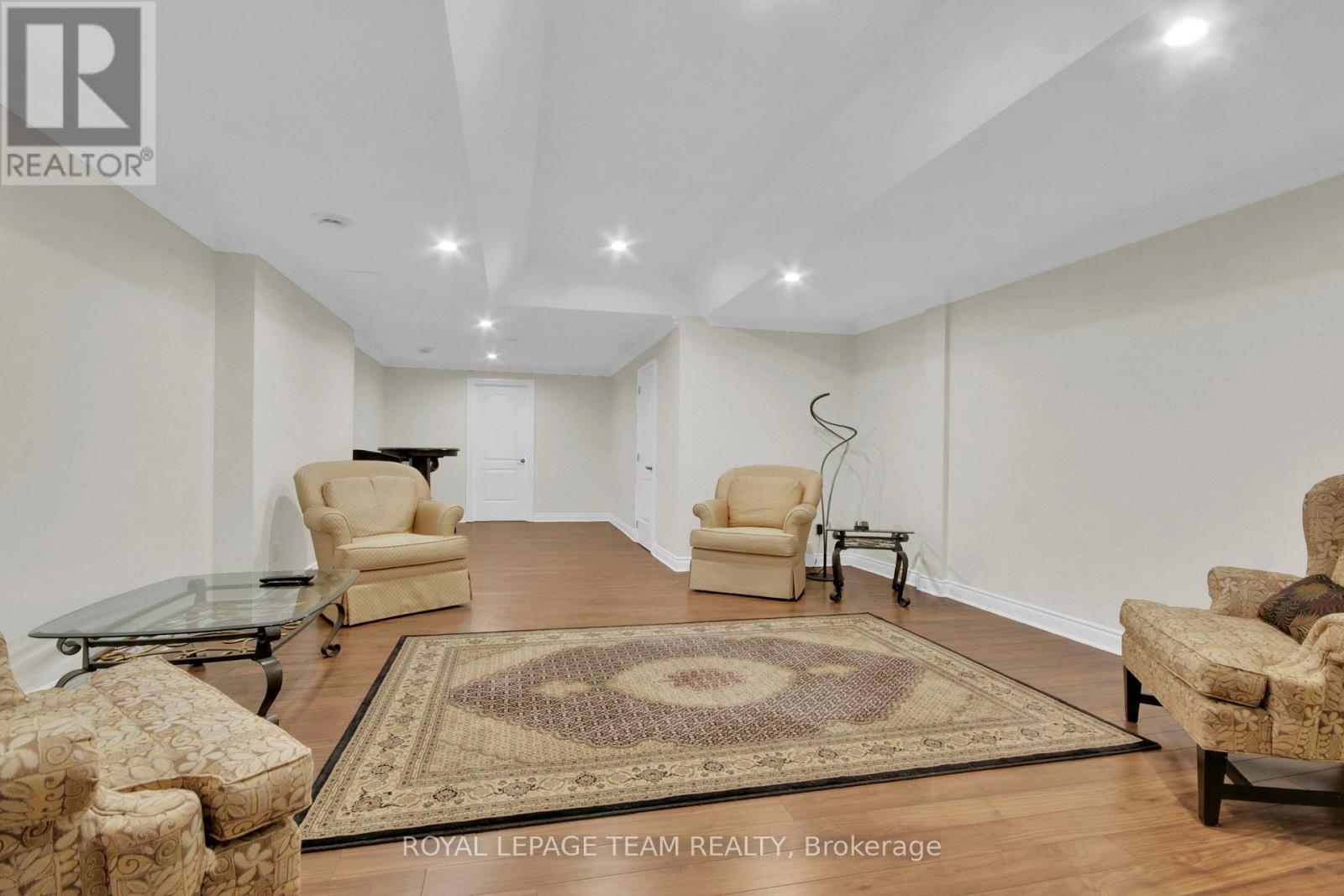 5591 Manotick Main Street