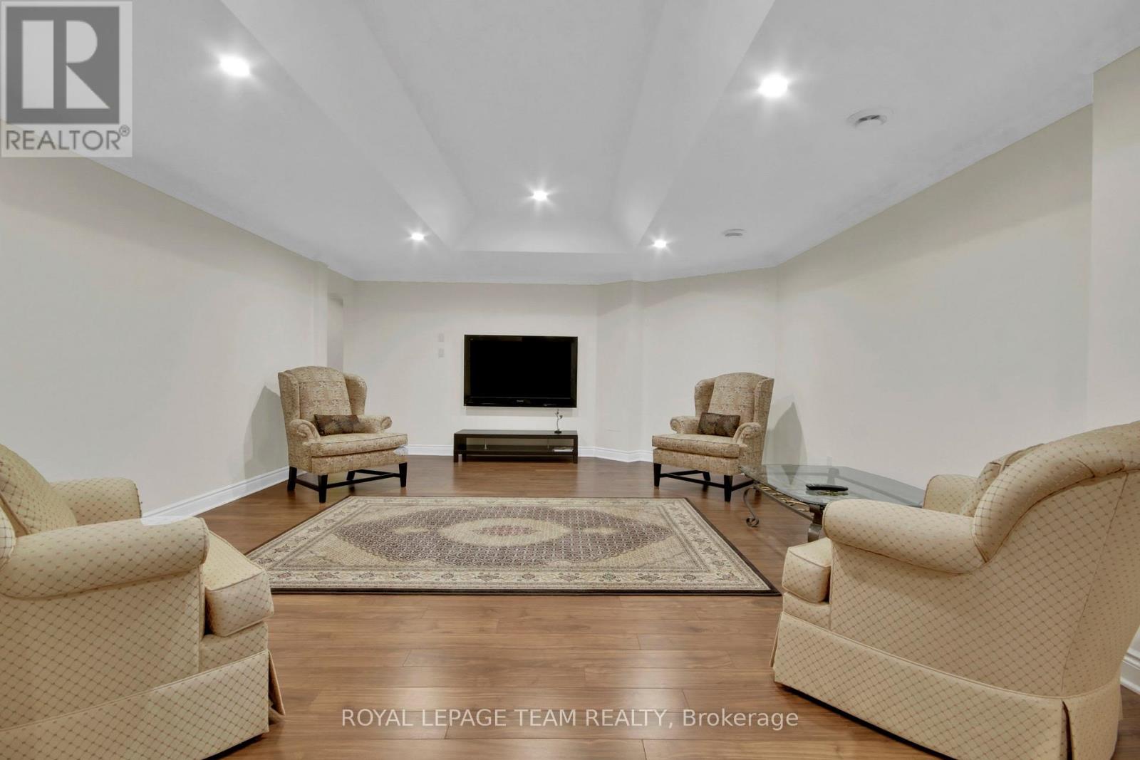 5591 Manotick Main Street