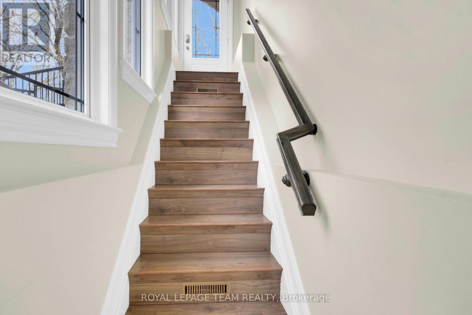 5591 Manotick Main Street