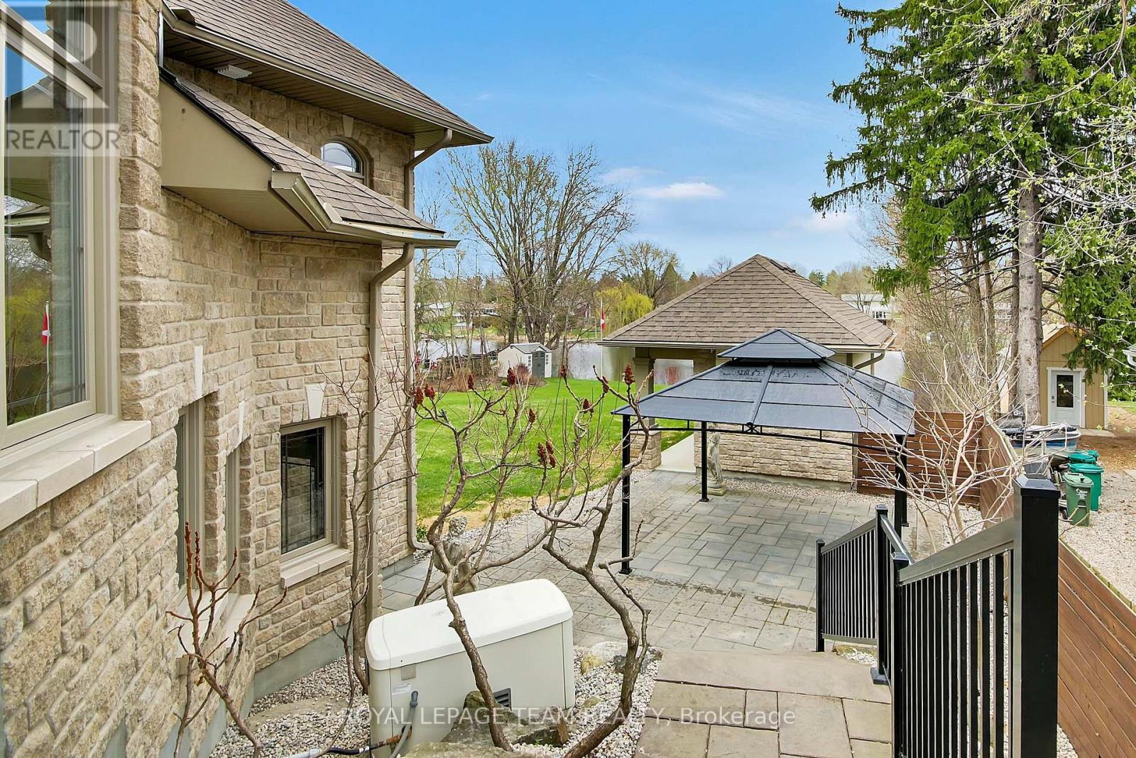 5591 Manotick Main Street
