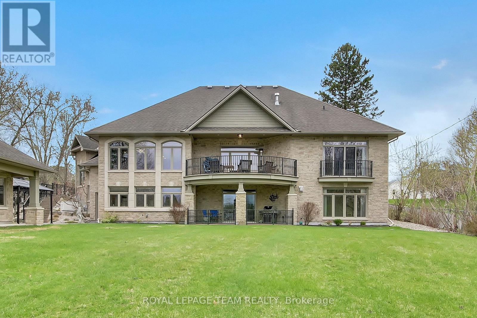 5591 Manotick Main Street