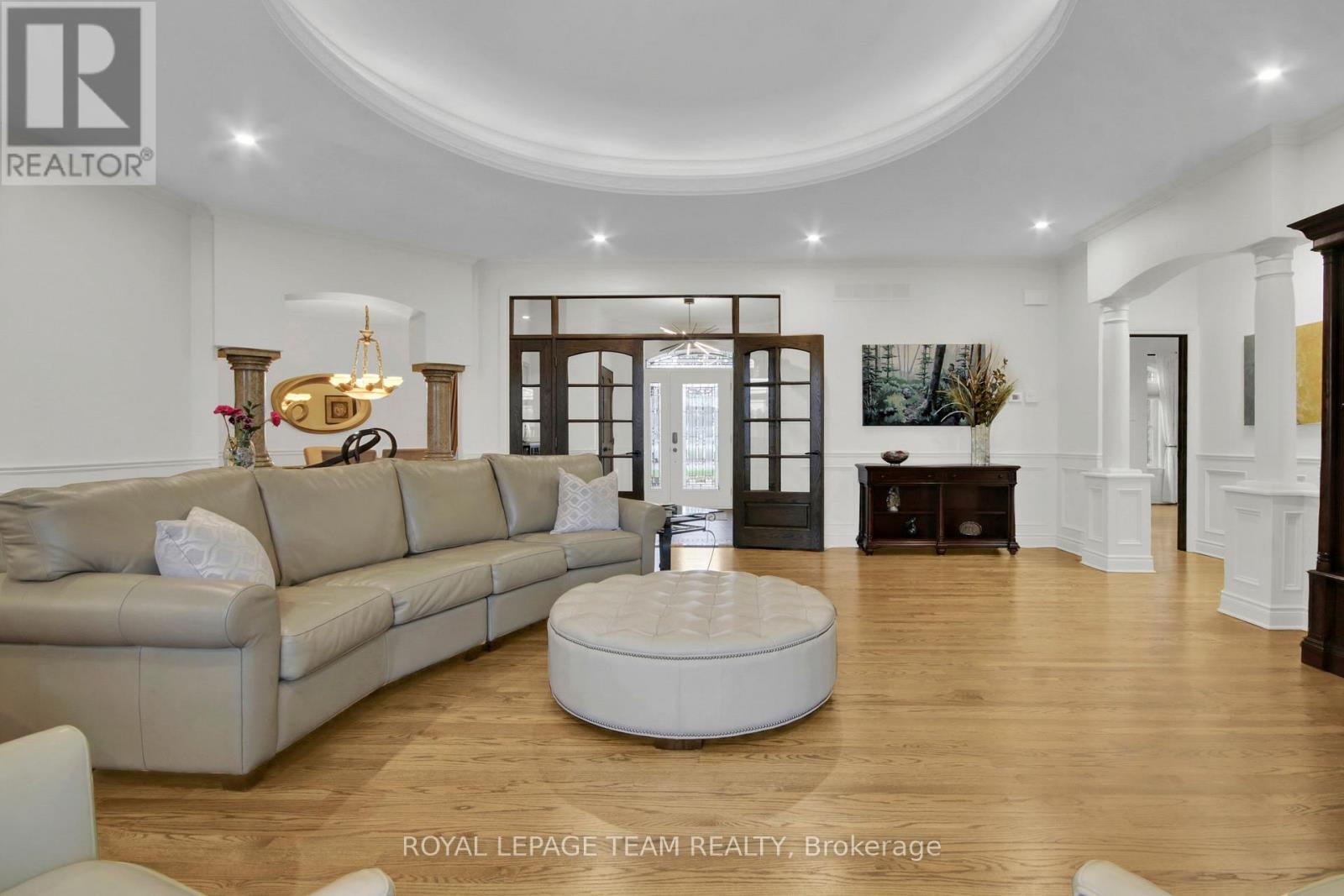 5591 Manotick Main Street