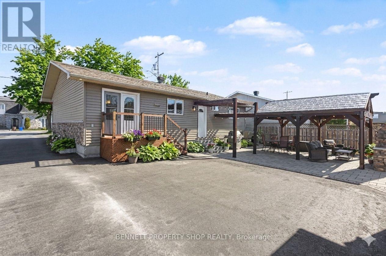 493 Laurier Street