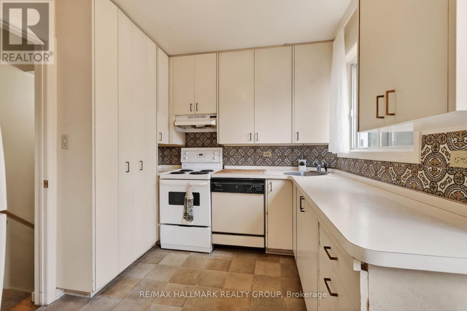 570 Minto Place
