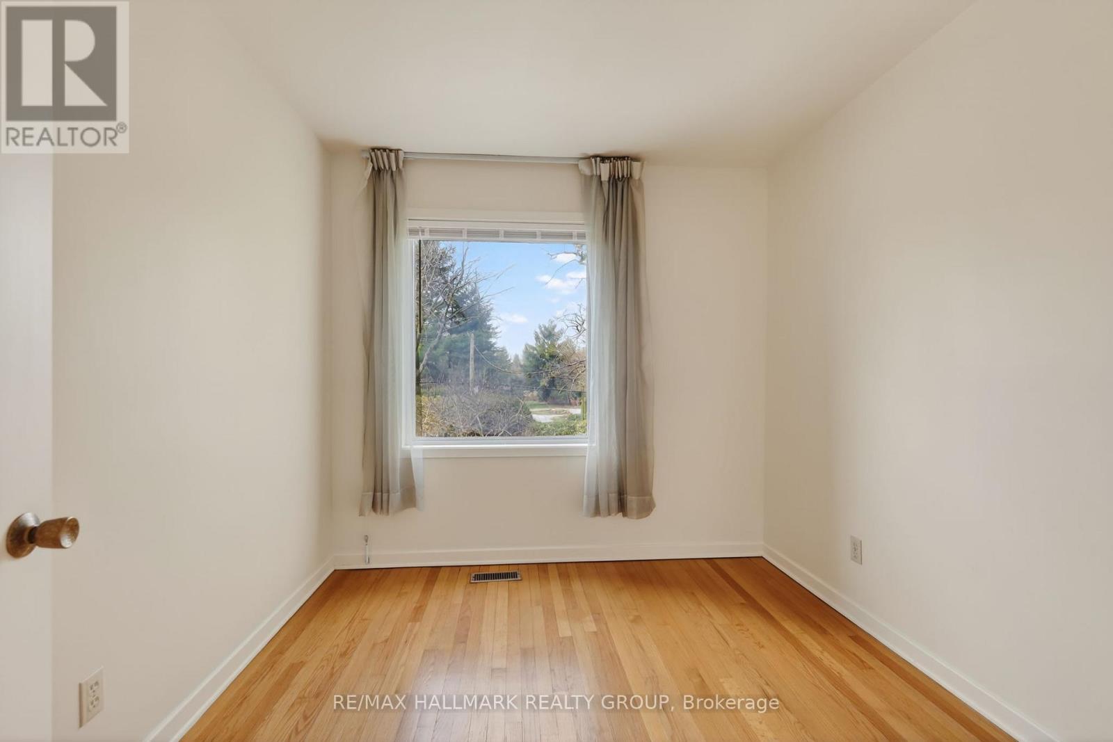 570 Minto Place