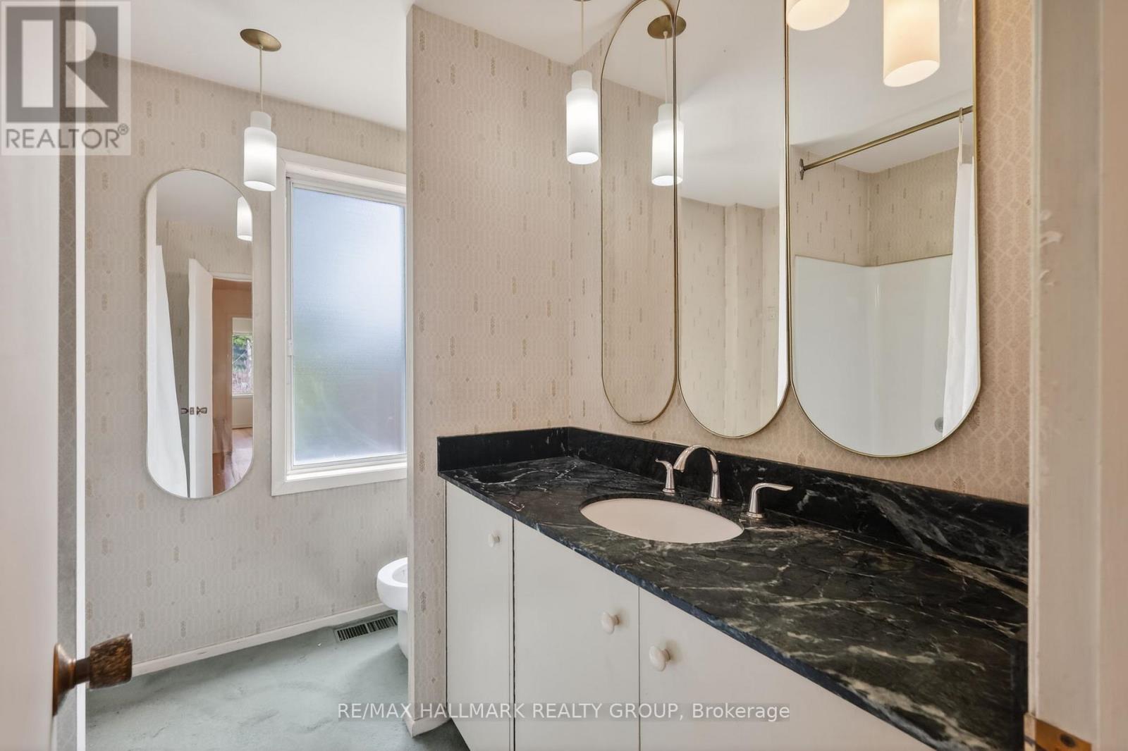 570 Minto Place