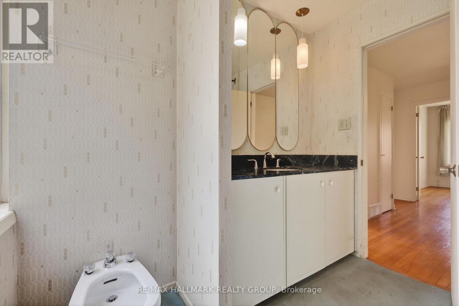 570 Minto Place