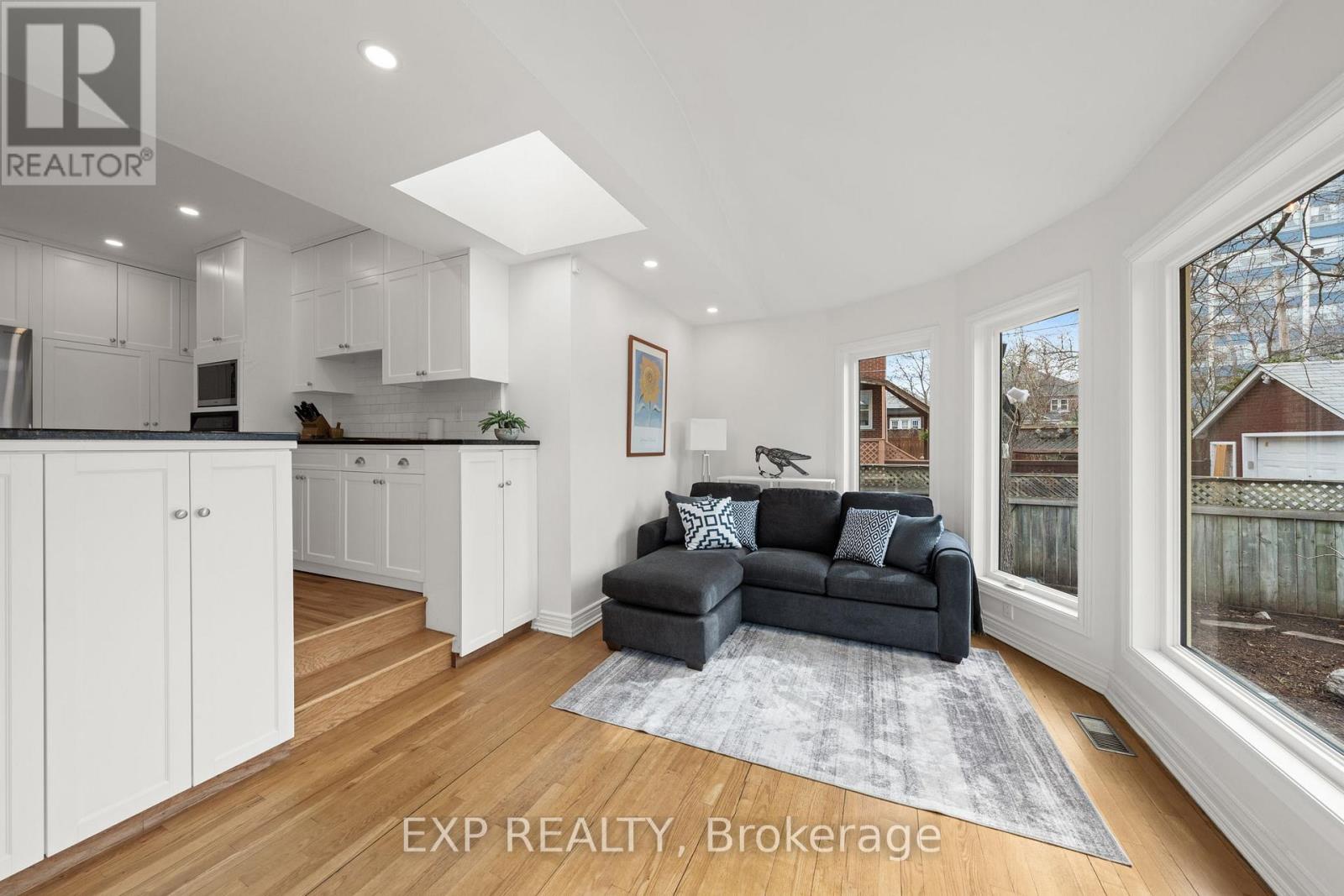 10 Lakeside Avenue