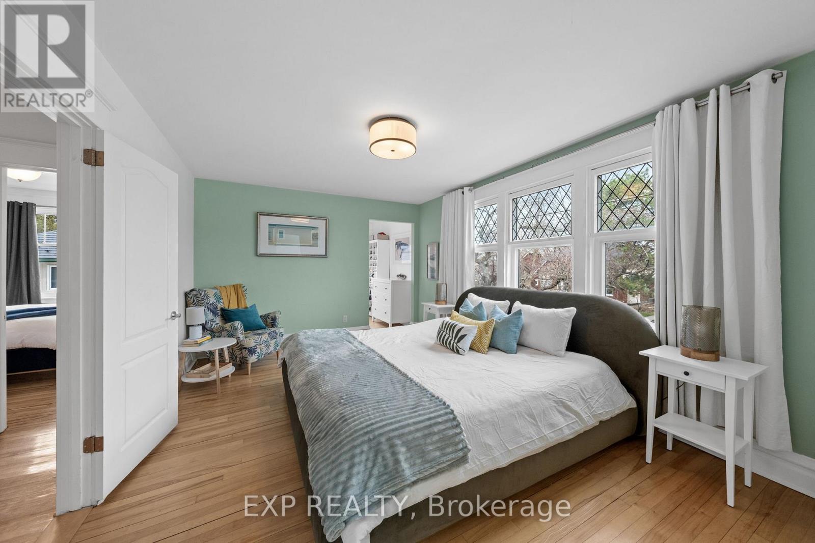 10 Lakeside Avenue