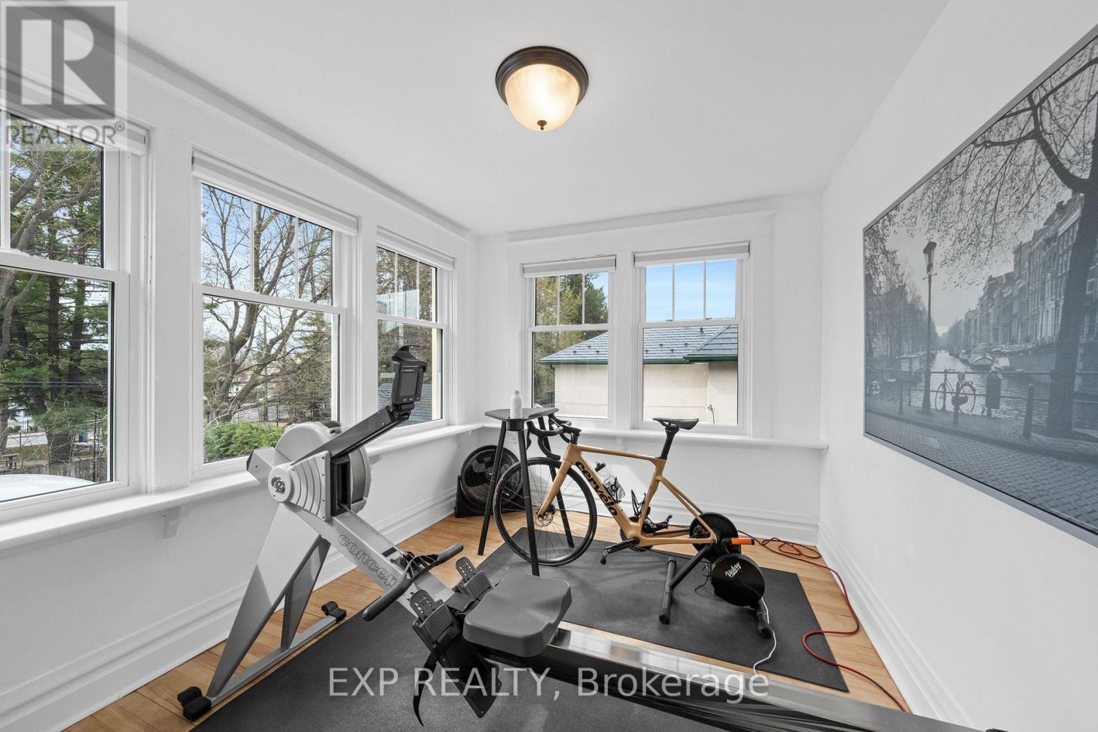 10 Lakeside Avenue