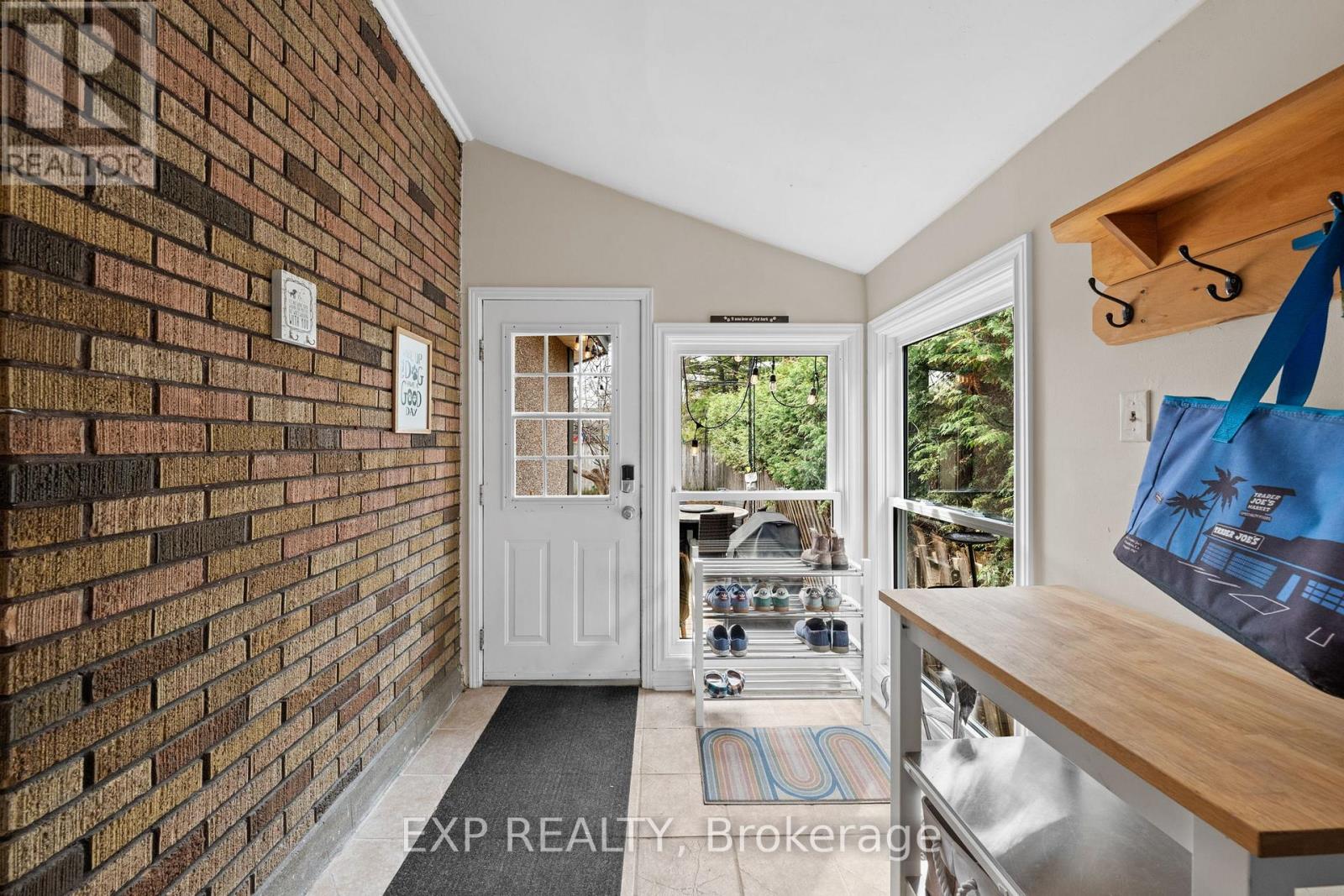 10 Lakeside Avenue