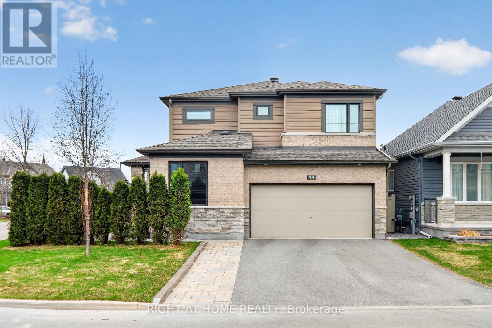 44 Hawks Landing Crescent